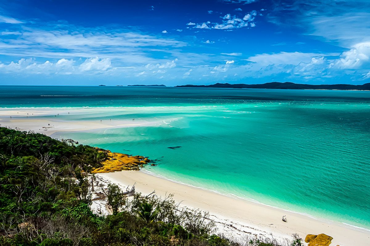 Explore the 75 tropical islands within the Great Barrier Reef Explore the 75 tropical islands within the Great Barrier Reef